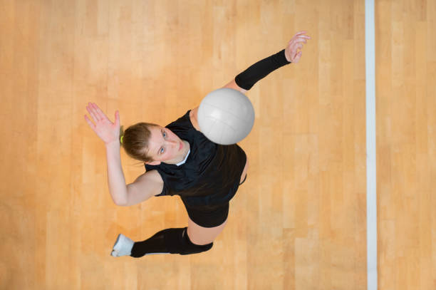 upper view of female volleyball player w: service - volleyball volleying block human hand zdjęcia i obrazy z banku zdjęć