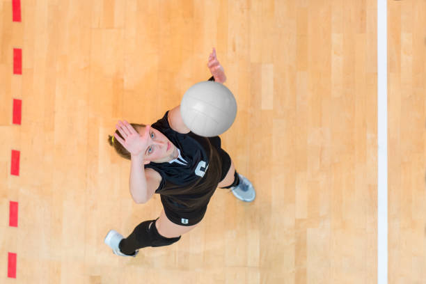 upper view of female volleyball player w: service - volleyball volleying block human hand zdjęcia i obrazy z banku zdjęć