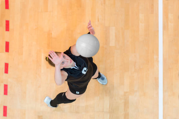 верхний вид женщины волейболист на службе - volleyball volleying block human hand стоковые фото и изображения