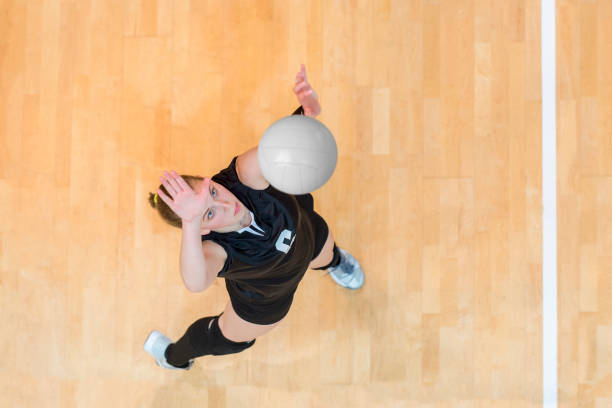 верхний вид женщины волейболист на службе - volleyball volleying block human hand стоковые фото и изображения