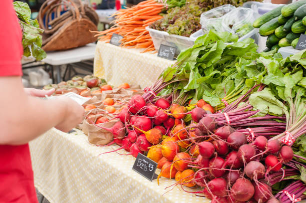 acquisto di barbabietole presso il mercato locale degli agricoltori. - farmers market agricultural fair agriculture beet foto e immagini stock