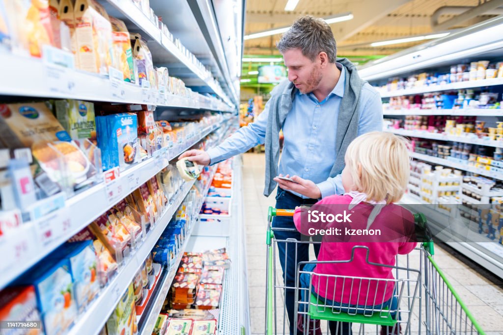 Hombre con su hijo en el nuevo Departamento de supermercado - Foto de stock de Supermercado libre de derechos