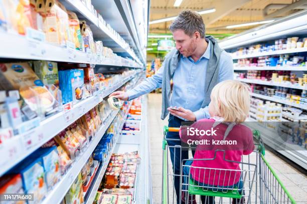 Hombre Con Su Hijo En El Nuevo Departamento De Supermercado Foto de stock y más banco de imágenes de Supermercado