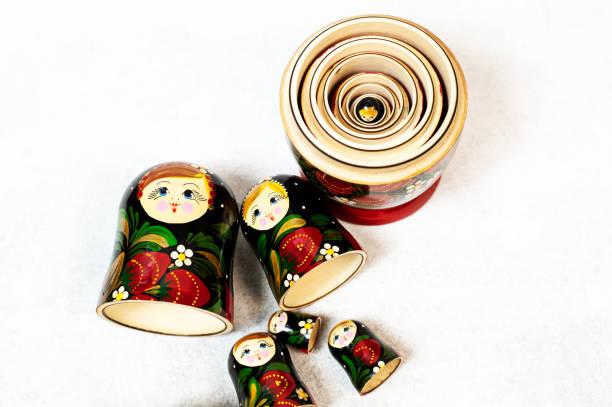 matryoshka. giocattoli popolari russi su sfondo bianco. - isolated on white craft traditional culture russian culture foto e immagini stock