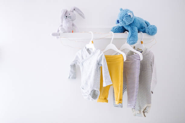 babyzimmer - babybekleidung stock-fotos und bilder