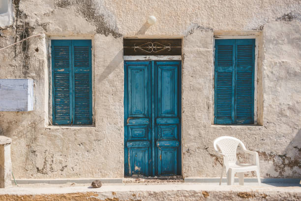 övergivna hus med vit vägg och blå dörrar i santorini, grekland - santorini door sea gate bildbanksfoton och bilder