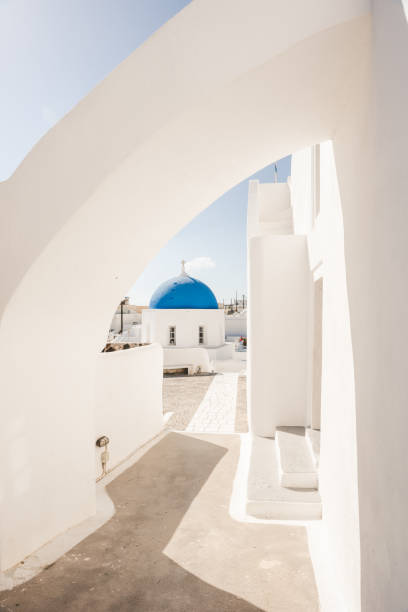 dôme bleu de l’église orthodoxe à megalochori, île de santorin, grèce - tradition grecque photos et images de collection