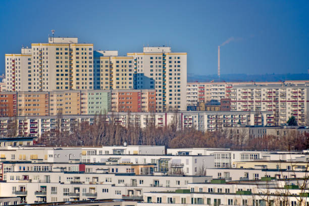 residential buildings in berlin-marzahn - east berlin germany plattenbau apartment skyscraper imagens e fotografias de stock