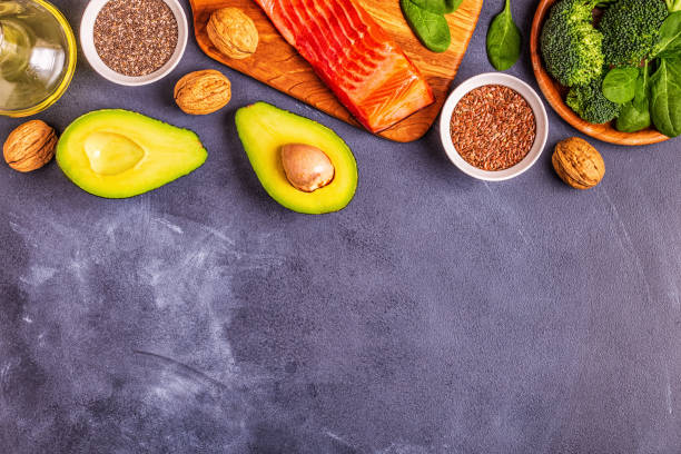fuentes animales y vegetales de ácidos omega-3. concepto de dieta equilibrada. - nutritional supplement salmon food flax fotografías e imágenes de stock