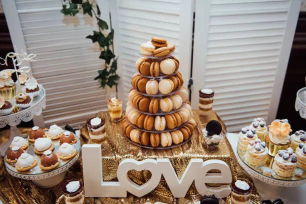 wedding candy-bar with vanilla and chocolate macaroons