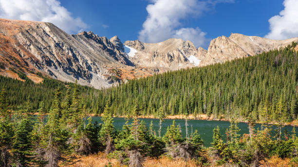 autunno a long lake - brainard lake recreation area - colorado - mountain peak long colorado mountain foto e immagini stock