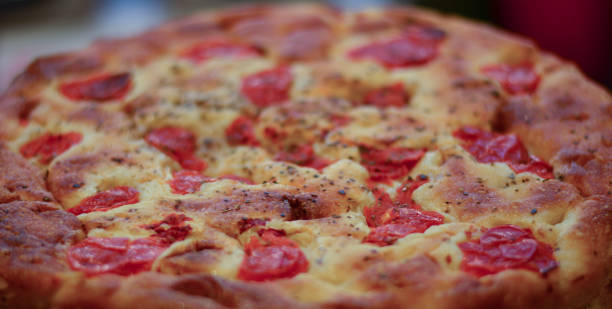 una focaccia come una pizza margherita - piedmont cheese homemade italy foto e immagini stock