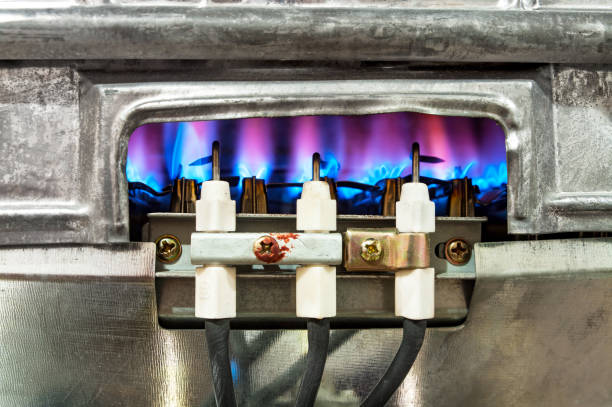 gas brennt in wasserheizung. - boiler heat pipe water stock-fotos und bilder