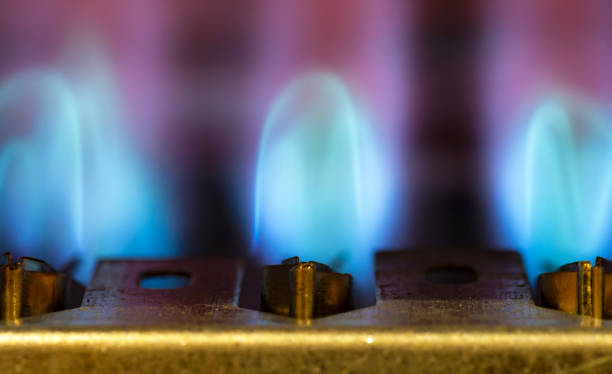 le gaz brûle dans le chauffe-eau. - flame natural gas boiler burner photos et images de collection