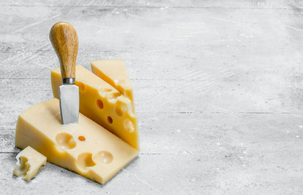 świeży ser z nożem. - cheese portion emmental cheese yellow zdjęcia i obrazy z banku zdjęć