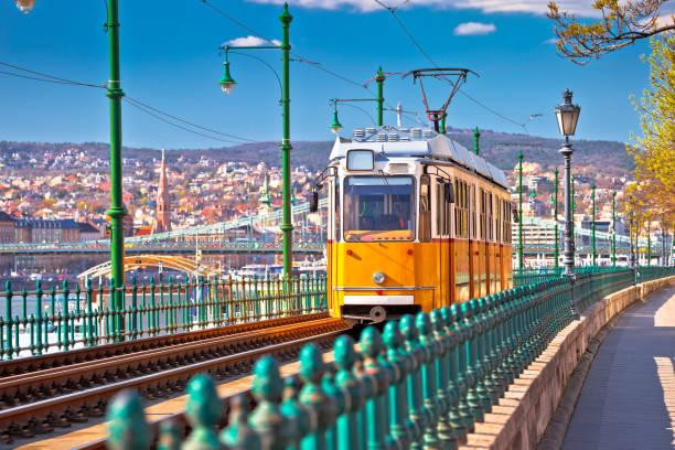 budapest donau uferpromenade historische gelbe straßenbahn blick - budapest stock-fotos und bilder