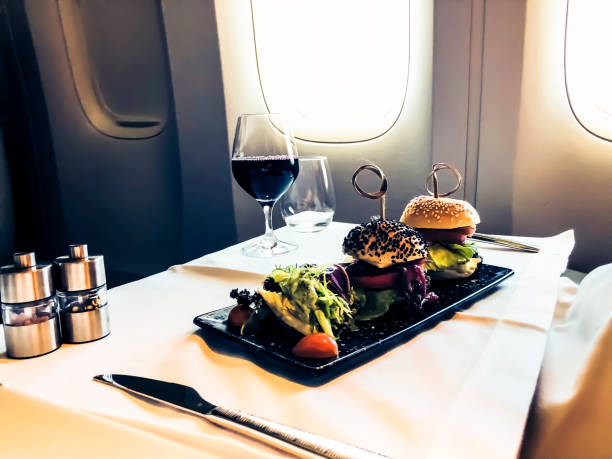 pierwsza klasa podróży lotniczych luksusowy posiłek - commercial airplane airplane business travel flying zdjęcia i obrazy z banku zdjęć