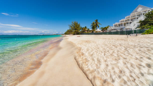 plage de sept milles sur grand cayman dans les caraïbes. - caïman photos et images de collection