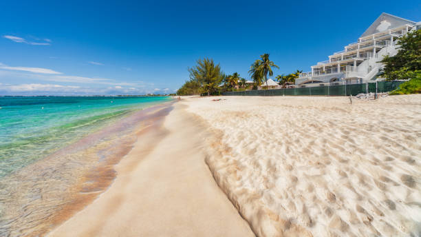 praia de sete milhas em cayman grande nas caraíbas. - caimão - fotografias e filmes do acervo