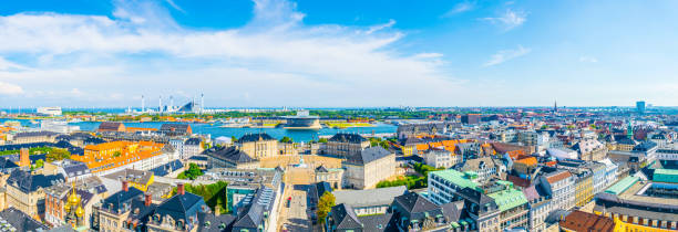 veduta aerea del palazzo di amalienborg e del teatro dell'opera di copenaghen, danimarca - copenhagen opera denmark opera house foto e immagini stock