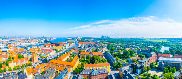 vista aerea di copenaghen tra cui la chiesa in marmo, il teatro dell'opera di copenaghen e lo skuespilhuset (royal danish playhouse) - copenhagen opera denmark opera house foto e immagini stock