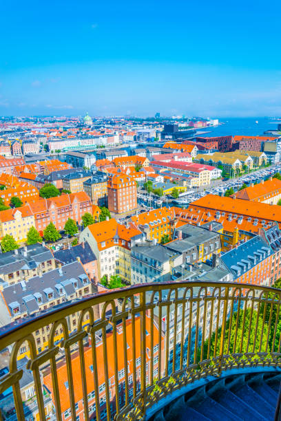 vista aerea di copenaghen tra cui la chiesa in marmo, il teatro dell'opera di copenaghen e lo skuespilhuset (royal danish playhouse) - copenhagen opera denmark opera house foto e immagini stock