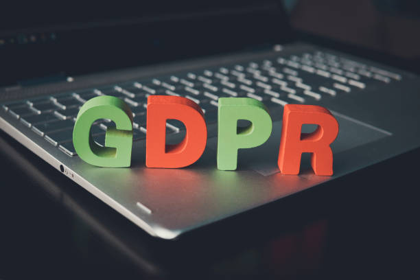 Close up of abbreviation GDPR set on the bottom of laptop standing on white table. Concept of personal data control and protection. Controllers of data. Providing safeguards. Use of highest privacy cierre de la abreviatura gdpr establecido en la parte inferior de la computadora portátil de pie sobre la mesa blanca. concepto de control y protección de datos personales. controladores de datos. proporcionar salvaguardias. uso de la más alta privacida
