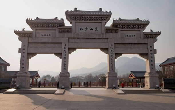 die haustür des shaolin tempels. vor dem shaolin. - shaolin stock-fotos und bilder