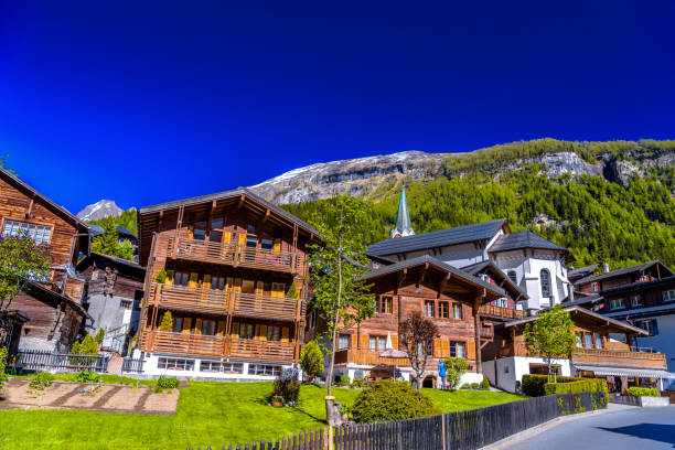 chalet und hotels im schweizerischen dorf in den alpen, leukerbad, leuk, vis - hill grindelwald village landscape stock-fotos und bilder