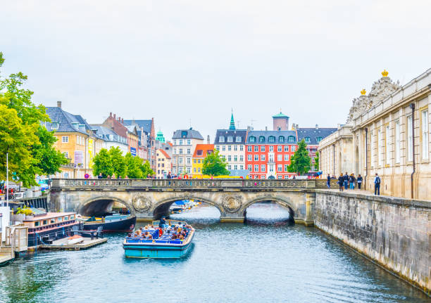 View of a channel next to the Christiansborg Slot Palace in Copenhagen, Denmark. View of a channel next to the Christiansborg Slot Palace in Copenhagen, Denmark. nyhavn stock pictures, royalty-free photos & images