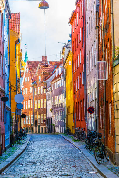 vista di una strada stretta nel centro di copenaghen, danimarca. - denmark traffic copenhagen danish culture foto e immagini stock