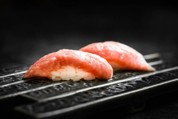 sushi de thon - sushi styles photos et images de collection