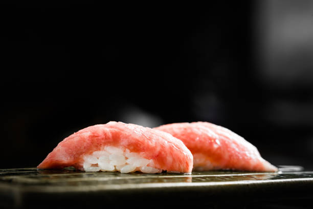 sushi de thon - sushi styles photos et images de collection