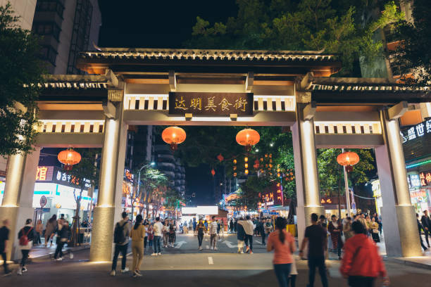 turisti e gente del posto si godono il cibo e passeggiano nella notte di daming lu - fuzhou foto e immagini stock