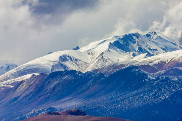 paesaggio montano sull'altopiano del Qinghai, Cina. - foto stock