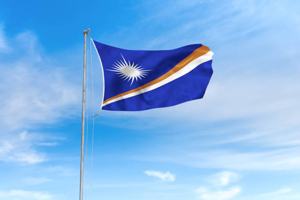 marshall öarnas flagga över blå himmel bakgrund - marshallöarna bildbanksfoton och bilder