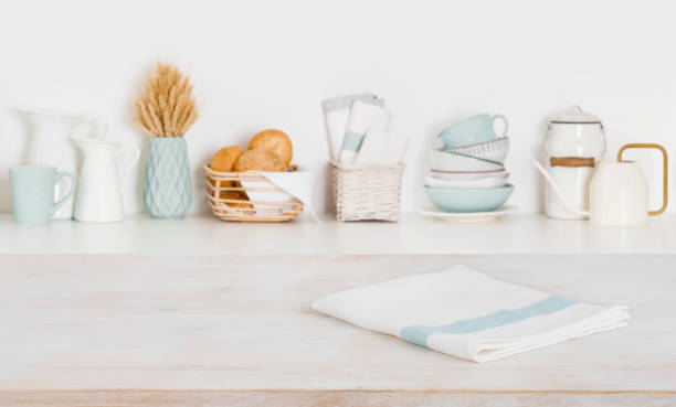 paño de plato sobre mesa de madera sobre fondo de encimera de cocina desenfocada - kitchen cloth fotografías e imágenes de stock