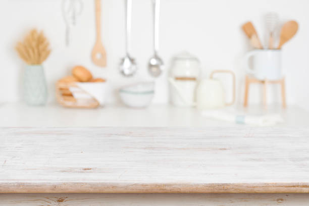 mesa de madera vacía sobre fondo de accesorios de cocina borrosa, copiar espacio - hornear fotografías e imágenes de stock