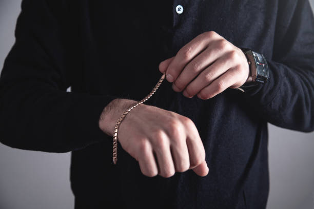 비싼 팔찌를 가진 남자. 패션 액세서리 및 쥬얼리 - bracelet jewelry personal accessory wristband 뉴스 사진 이미지