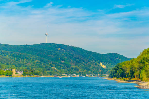 река рейн возле кобленца в германии - koblenz rhine river river city стоковые фото и изображения