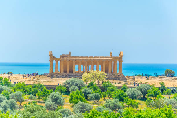 veduta del tempio concordia nella valle dei templi vicino ad agrigento in sicilia, italia - temple of heracles foto e immagini stock