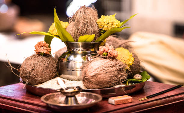 bella foto dall'india di pooja thaali (vassoio di preghiera) tenuta pronta come offerta a dio per la tradizionale cerimonia di preghiera indù. vassoio è costituito da cocco, urna inossidabile di acqua santa, calendula, riso ecc - noce di areca foto e immagini stock