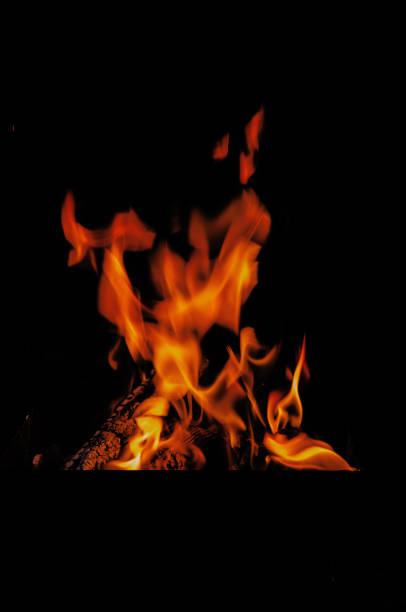 rote flamme, brennendes holz, wärme und licht - fire log stock-fotos und bilder