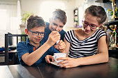 kinder-die-einen-aprilschermittag-spielen.jpg?b=1&s=170x170&k=20&c=fNPSKV7CszxHcH6yF7ngNcvikCQUUVNKkOEtYsv2Mr0=