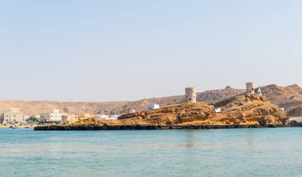 vista da cidade do al ayjah de uma praia em sur, oman. - oman town arabia arabian peninsula - fotografias e filmes do acervo