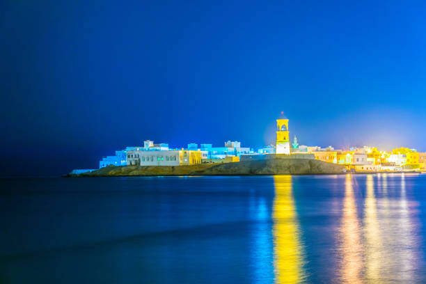 vista da cidade de al ayjah de uma praia em sur durante a noite, oman. - oman town arabia arabian peninsula - fotografias e filmes do acervo