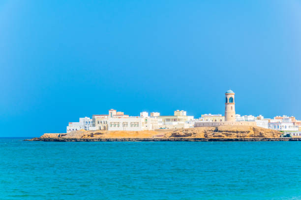 vista da cidade do al ayjah de uma praia em sur, oman. - oman town arabia arabian peninsula - fotografias e filmes do acervo