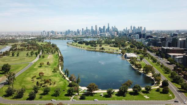 vue aérienne du lac albert park - melbourne skyline city australia photos et images de collection