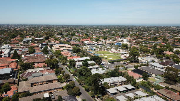 las vistas aéreas de un suburbio de melbourne - aerial view building exterior suburb neighbor fotografías e imágenes de stock