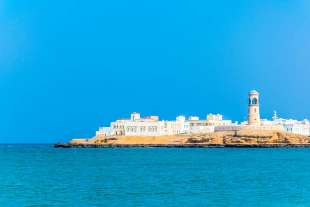 vista da cidade do al ayjah de uma praia em sur, oman. - oman town arabia arabian peninsula - fotografias e filmes do acervo